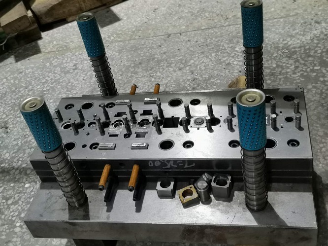 1639710075130166.jpg 高精密五金件模具.jpg